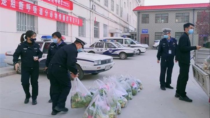 爱心助力 共克时艰 ——南宫电子游戏养老为临洮抗疫一线工作人员送温暖